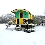 La Roulotte Magic ! Des Grillots Bed & Breakfast Beaulon